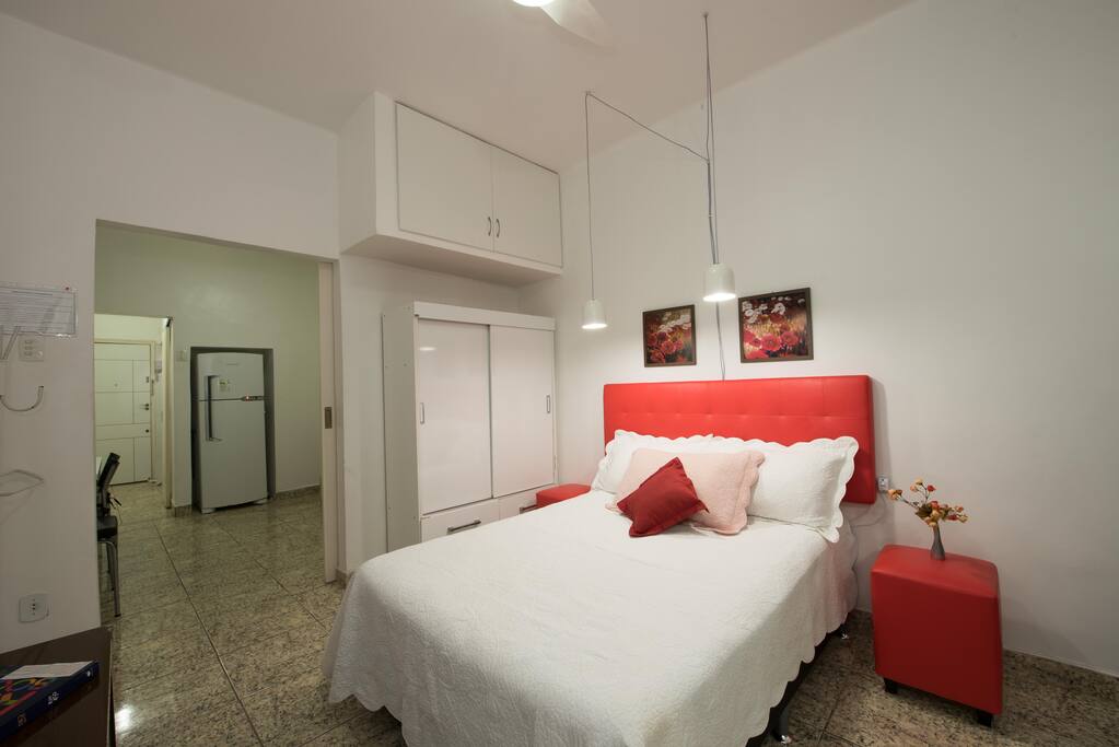 Quarto e sala grande.