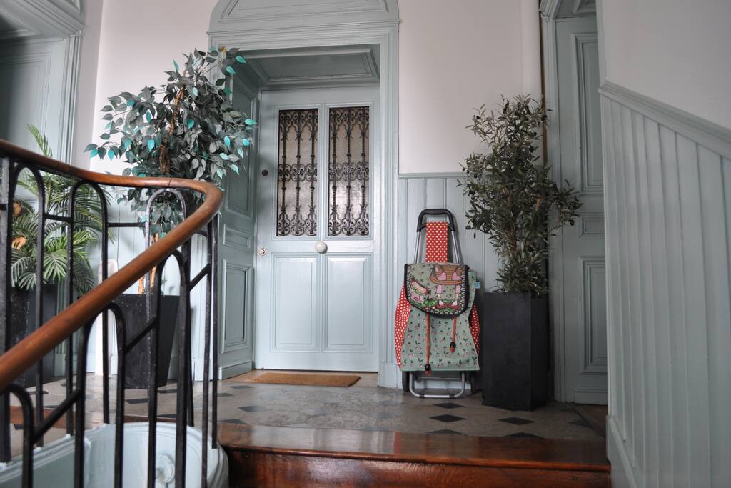Entrée indépendante à droite de l'entrée principale