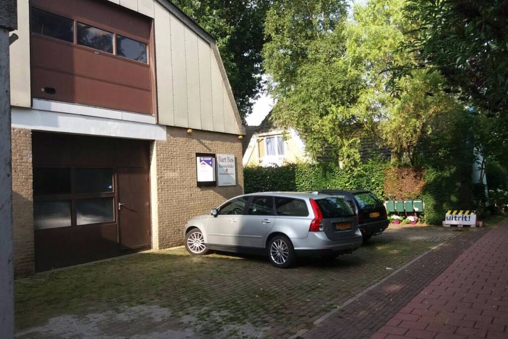 Voorzijde en parkeergelegenheid