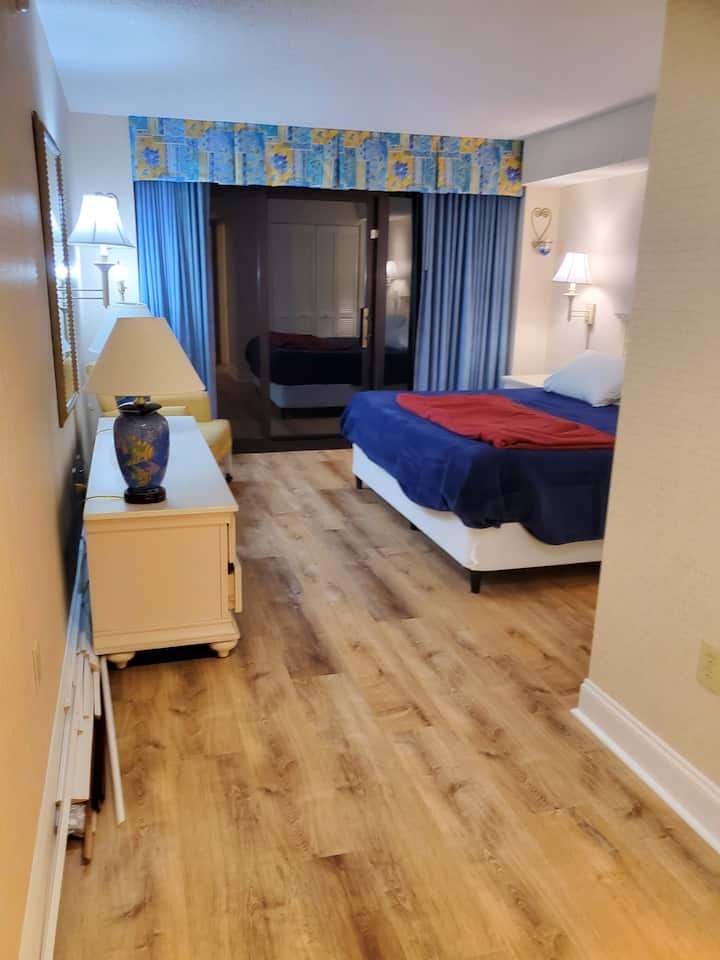 主卧- 1张特大号床