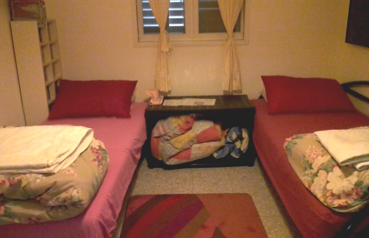 החדר השני עם הספה מסודר כשתי מיטות נפרדות