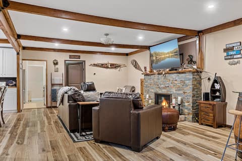 Mountain cottage 1/2 Mi to shops, Dog Friendly