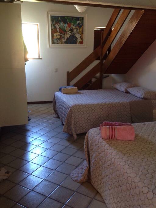 Quarto com duas camas de casal mais um mezanino com três camas de solteiro.