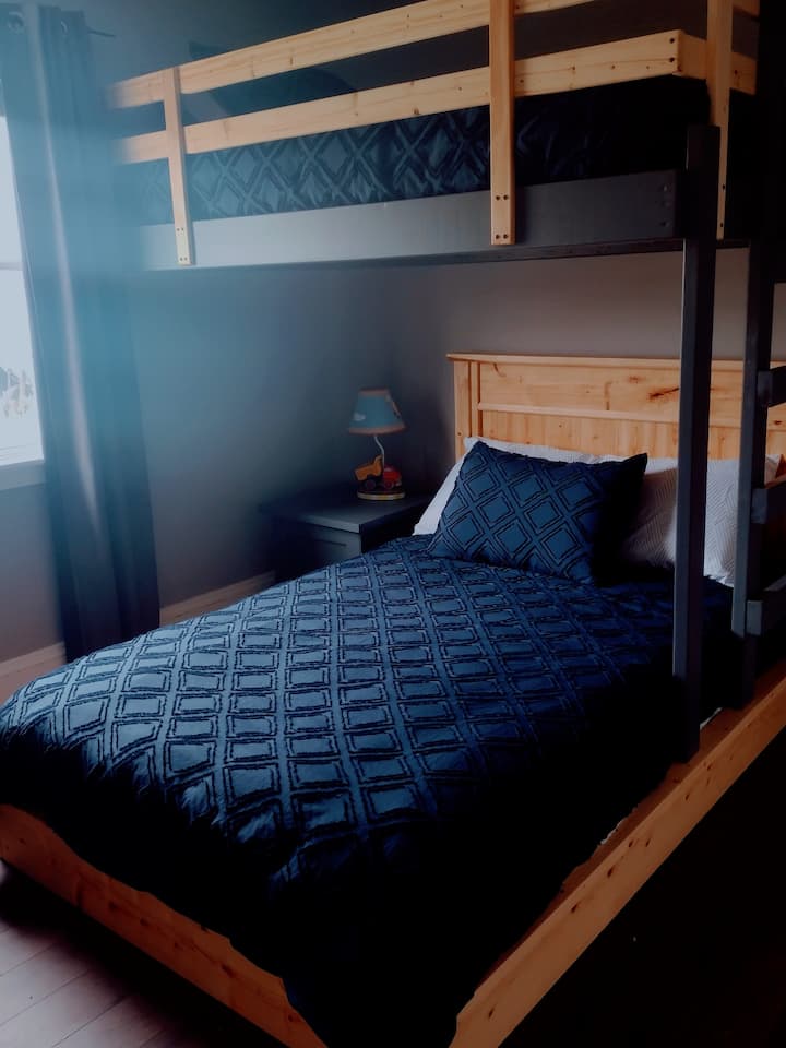 غرفة النوم 3

ما الطفل الذي لا يحب السرير العلوي ؟ تحتوي غرفة النوم هذه على سرير واحد وسرير مزدوج صغير. لا يزال السرير العلوي مناسبًا تمامًا لشخص بالغ أيضًا. 