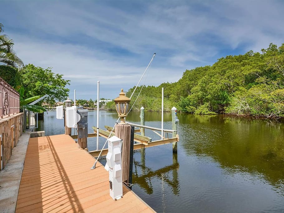 15k lb boat lift, 40' dock w power & water