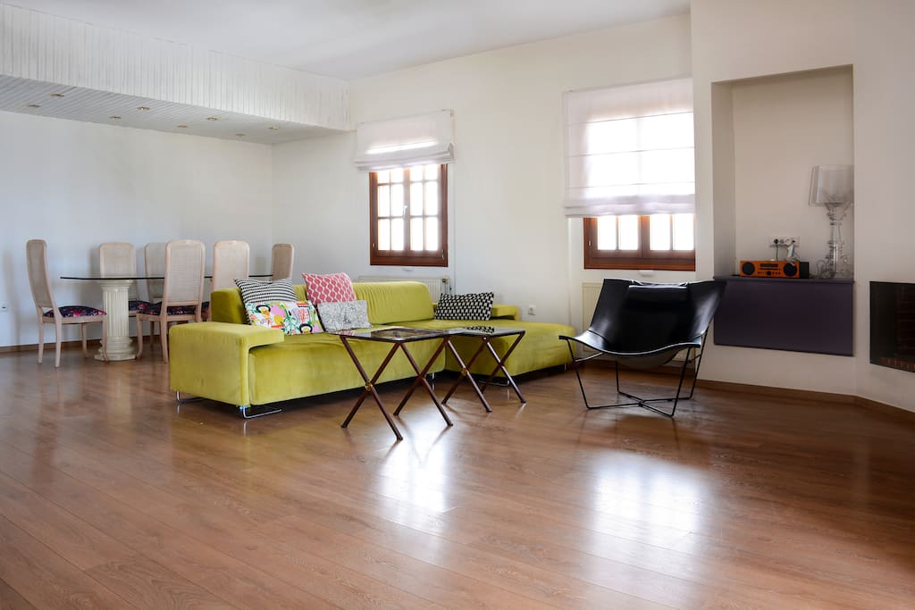 Large space, bathed in natural light, beautiful design and colours, marble tiled balconies, garden with barbecue and lovely sea view, this apartment will definitely make your stay in Athens, amazing!