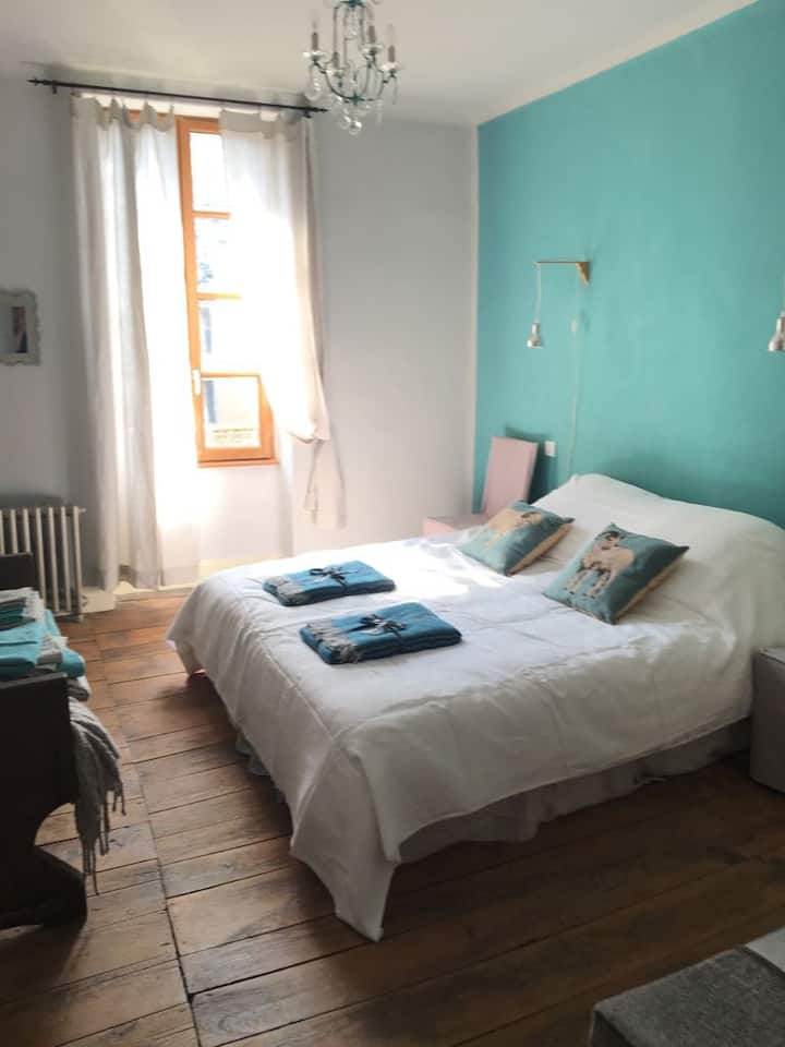 غرفة النوم 2، الطابق الأول ؛ تناغم باللون الفيروزي والرمادي الشاحب.
الغرفة رقم2، الهبوط الأول ؛ تناغم باللون الفيروزي والرمادي الشاحب.