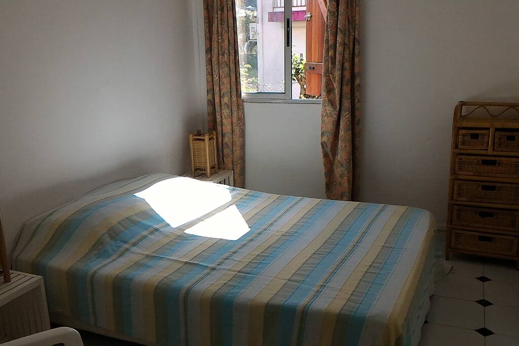 chambre avec grand lit