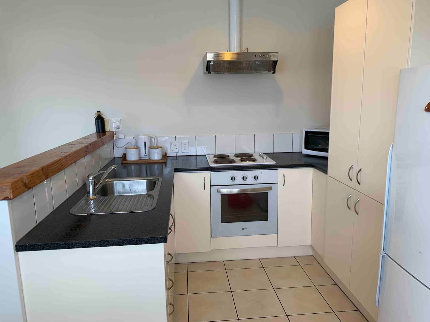 Cute 2 Bedroom Home With Garage! 4