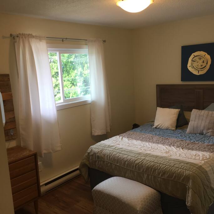 Front bedroom (the room with a veiw!)