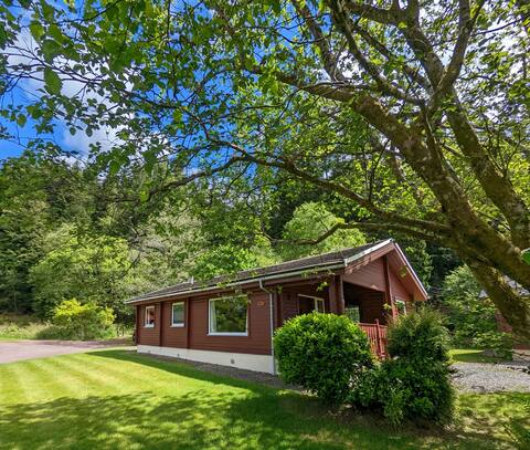 Ruskin Lodge South, 3-bed log cabin in the woods