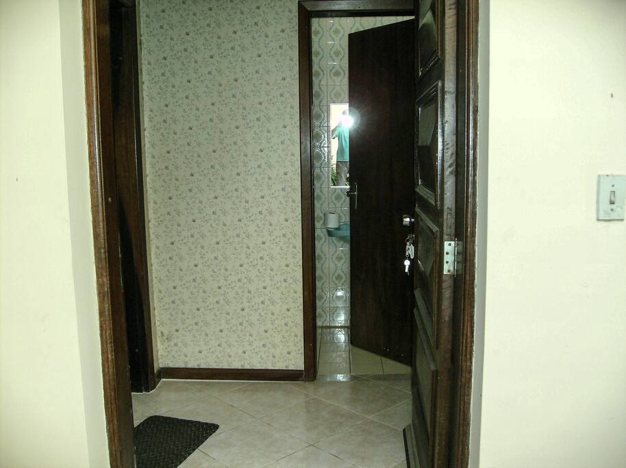 Hall de entrada com Banheiro Social