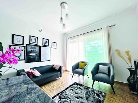 Apartment unit- White House with king bed