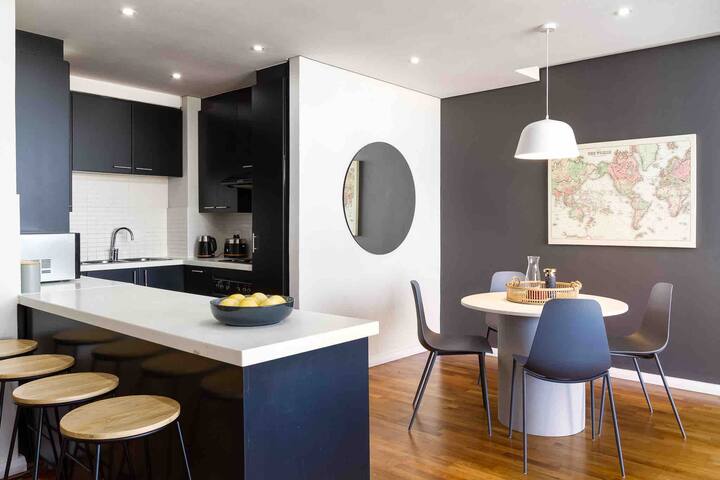 Magnificent 3 Bed. Large Balcony and views to V&A gallery image 3