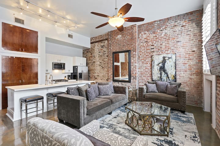 ***Historic Condo with Modern Vibe, Parking & Pool