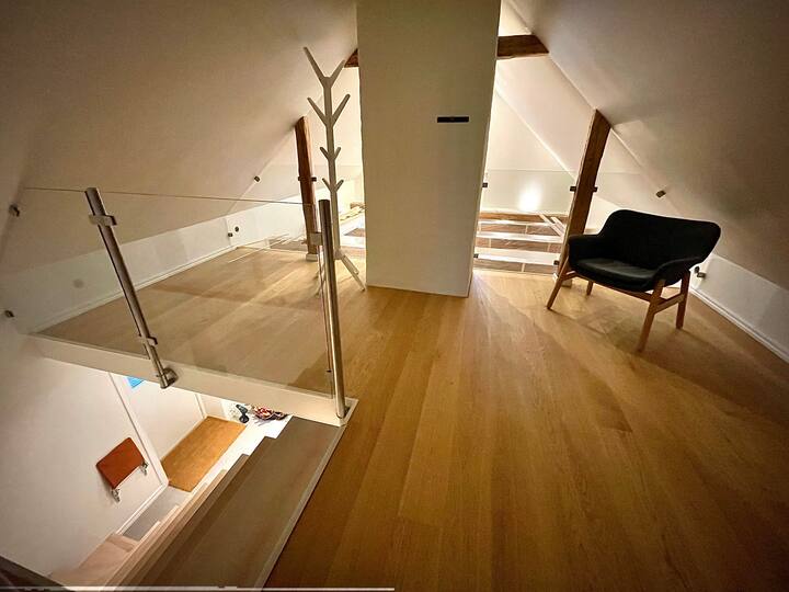 Loft, schody do spálne na poschodí.
