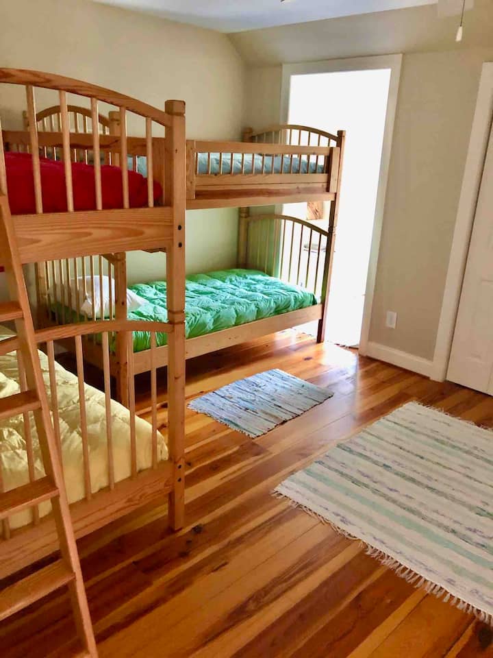 Двокреветни легла. Многу е  забавно за децата. 