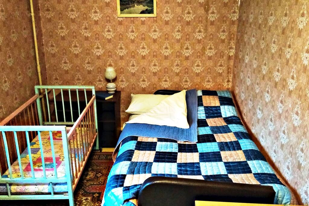 Широкий диван с комфортом разместит двоих человек. Для маленьких гостей - отдельная кроватка