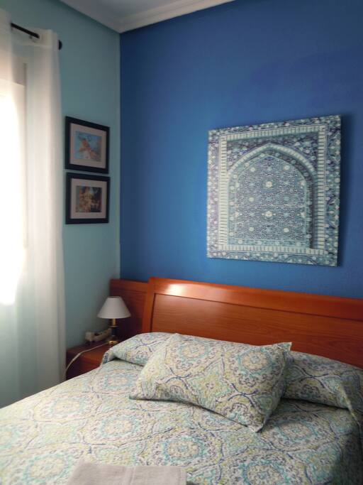 Dormitorio de matrimonio con cama de 135
