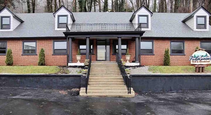 Pine Mountain Inn - Laurel Cove & Bell Theater