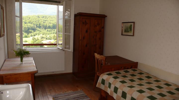 Veľmi útulná a slnečná jednolôžková izba s tečúcou studenou a teplou vodou. Nábytok je vyrobený z borovicového dreva a nové matrace vytvárajú dobrý spánok.