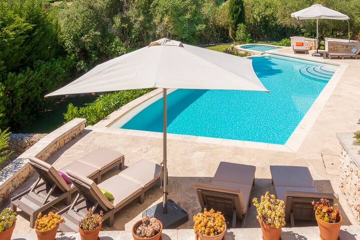 House ample and luminous, swimming pools gallery image 4