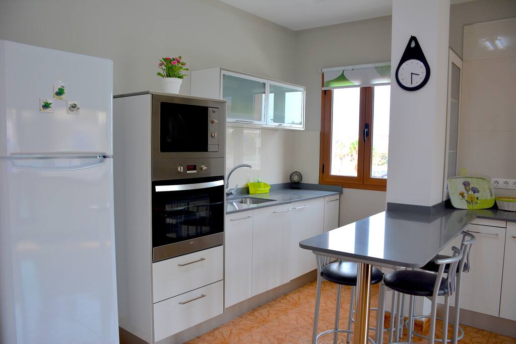 Horno, microondas y nevera