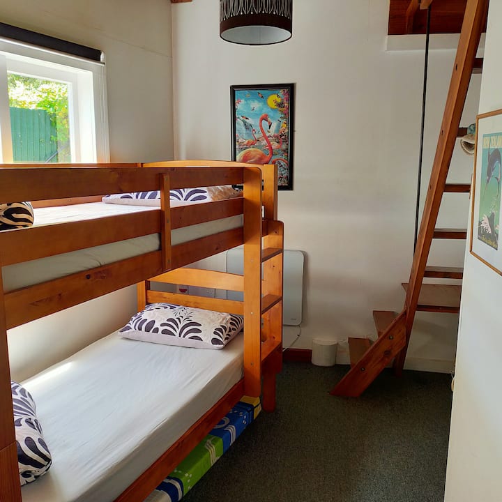 Chambre avec lits superposés donnant accès à un autre loft