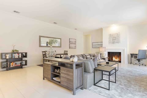Top Airbnb: Spectacular retreat with fireplace & new deck in Elm Thicket
