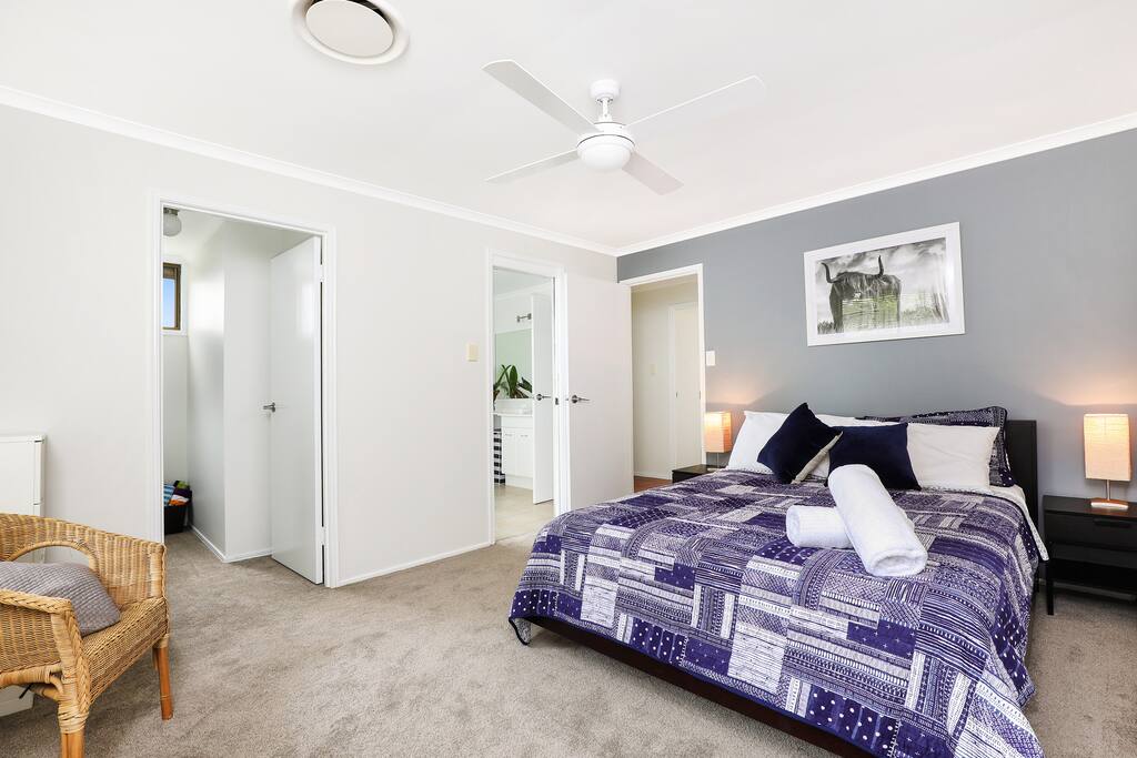 Main Queen Bedroom - An inviting space to unwind!