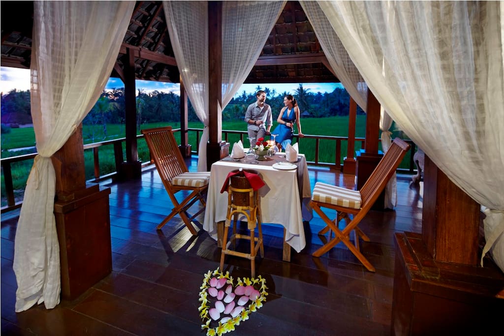 Floating Bale with rice field view for romantic dinner