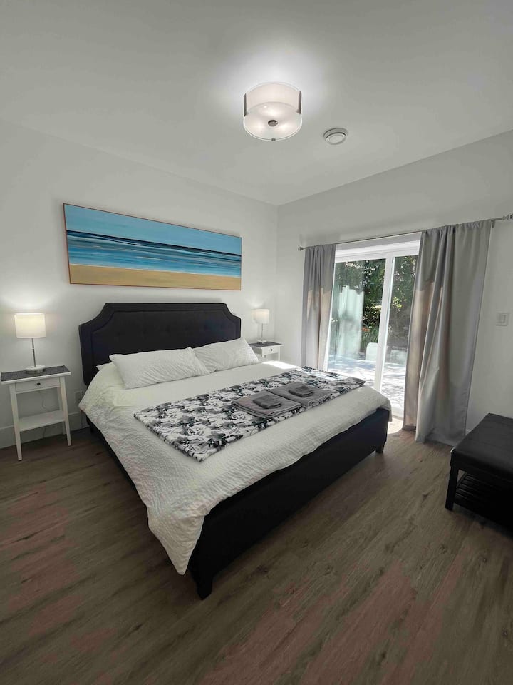 Голема главна спална соба со  брачен кревет (широк 150-179 см) и приватна сопствена бања.