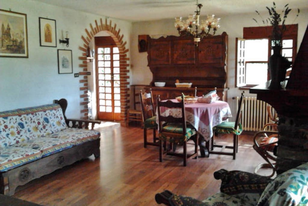 il soggiorno e portafinestra verso il giardino