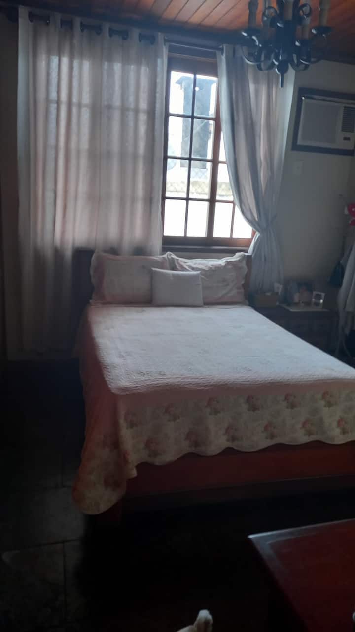 جناح في الطابق العلوي مع دائرة أرضية ومكيف هواء.