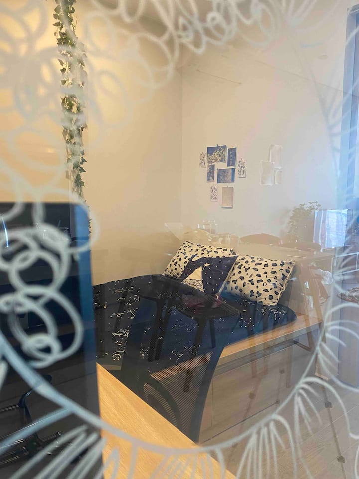 პატარა საწოლი ოთახი