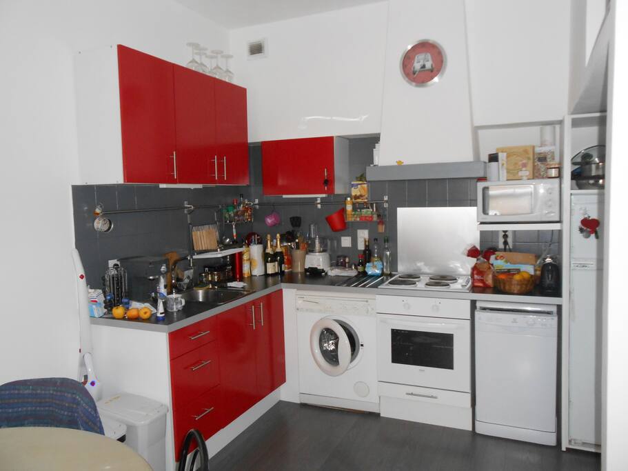 La cuisine équipée, machine à laver, lave vaisselle, four, micro ondes, frigo.