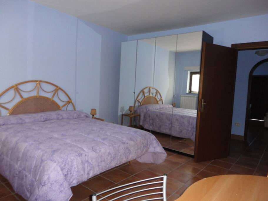 Una bella ed ampia camera da letto