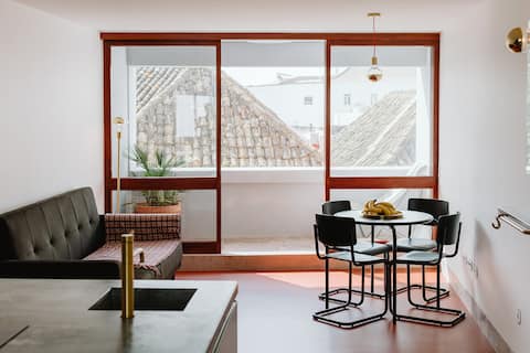 Top Airbnb: The Modernist 2B · Private balcony · View of Faro's rooftops em Faro