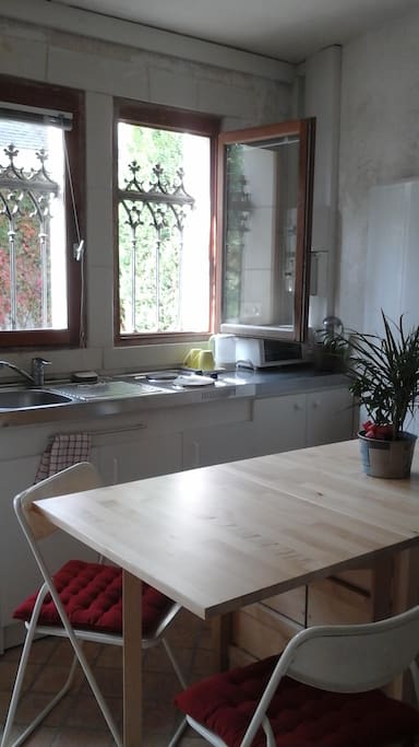Côté table pouvanter se replier et kitchenette