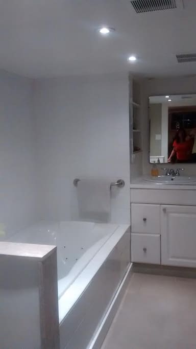 Jacuzzi soaker tub