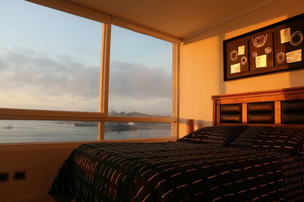 The first thing you'll see when you open your eyes after a restful night is the beautiful ocean!
Lo primero que verás al abrir los ojos después de una noche de descanso será es el hermoso oceano pacífico.