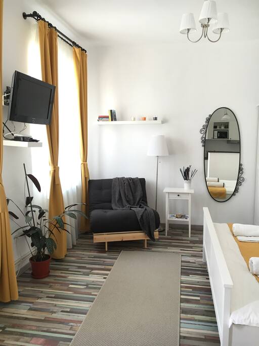 Reading corner with extendable armchair (extra-bed)