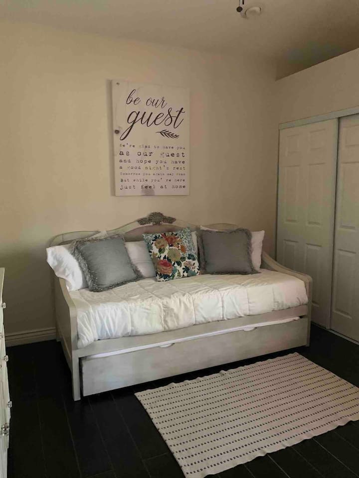 Дневен кревет со 2 спални соби на горниот кат со тркалце и биро за домашна канцеларија спроти главната спална соба со пристап до бања со стенд-ап туш.