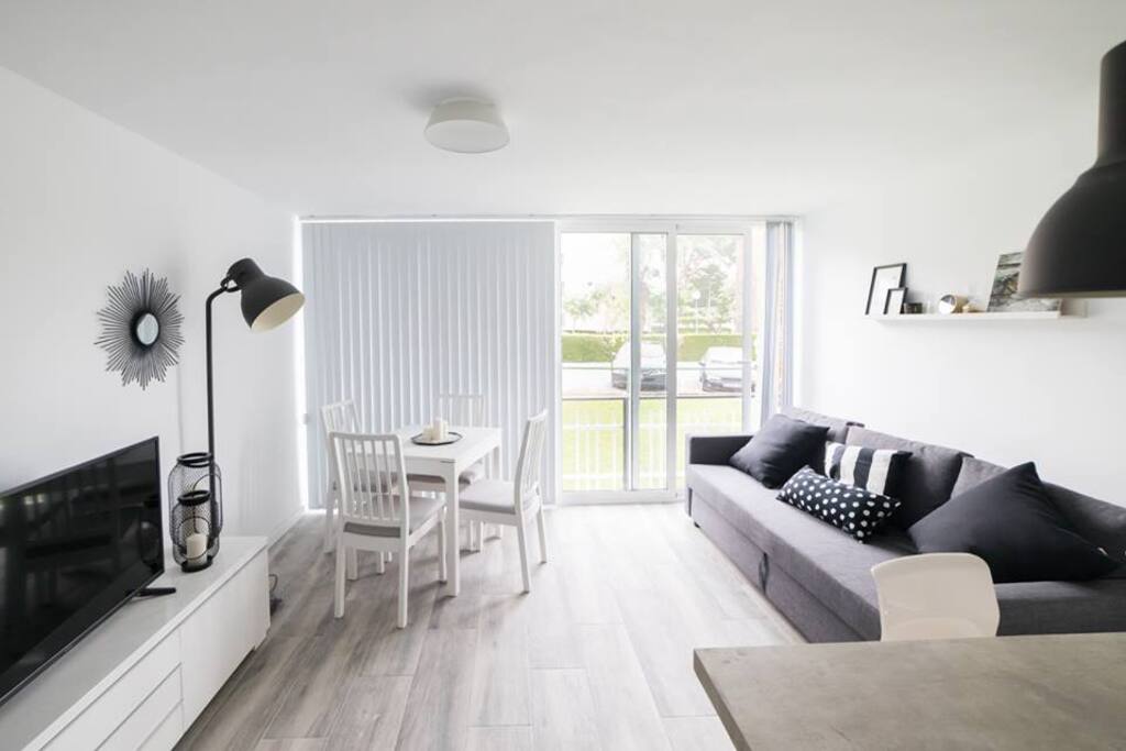 Great view onto the garden with seating space to enjoy a great book, watch the international channels on the TV flat screen or simply share a glass of wine while cooking!