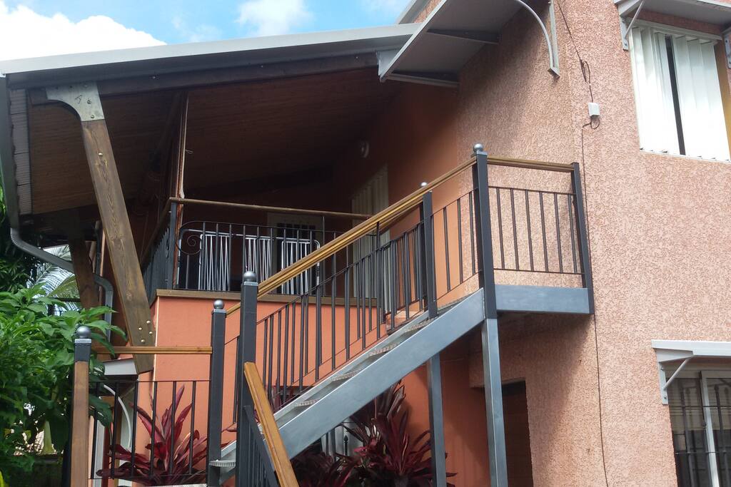 Appartement situè à l'étage vue sur l'accès et la terrasse