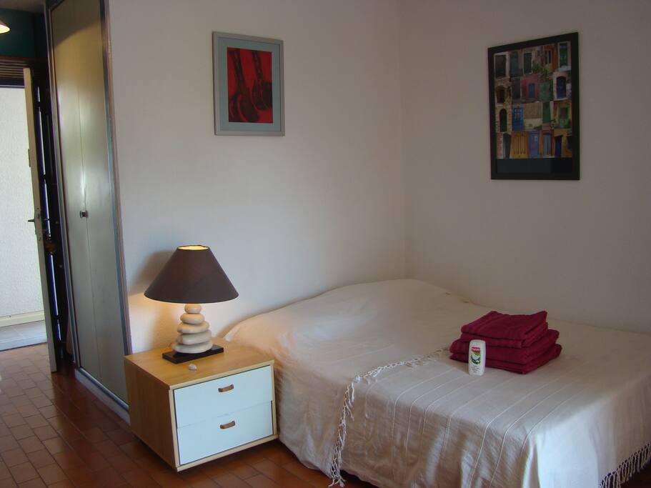 Double be with bed linen and towels