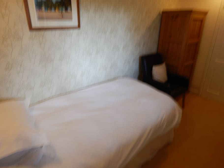 Wells On Sea Single Room - Looks out onto Garden- en-suite