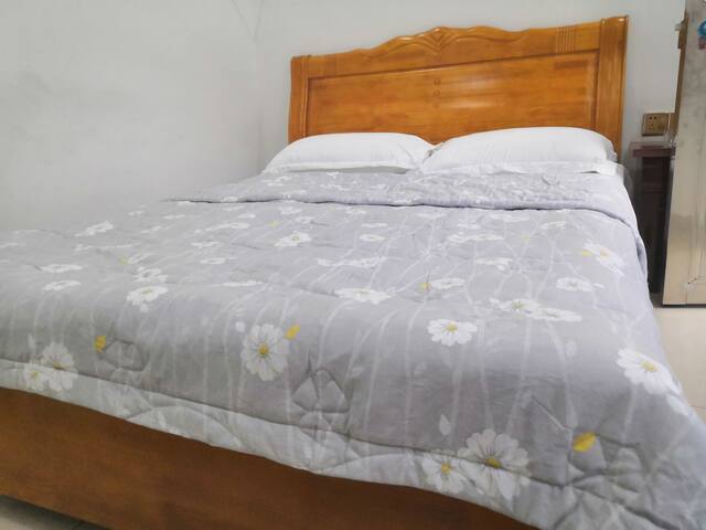 Chemical Park subway entrance, separate shower toilet, oversized parking lot, 24-hour hot water, WIFI, TV, landlord super NICE, warm.