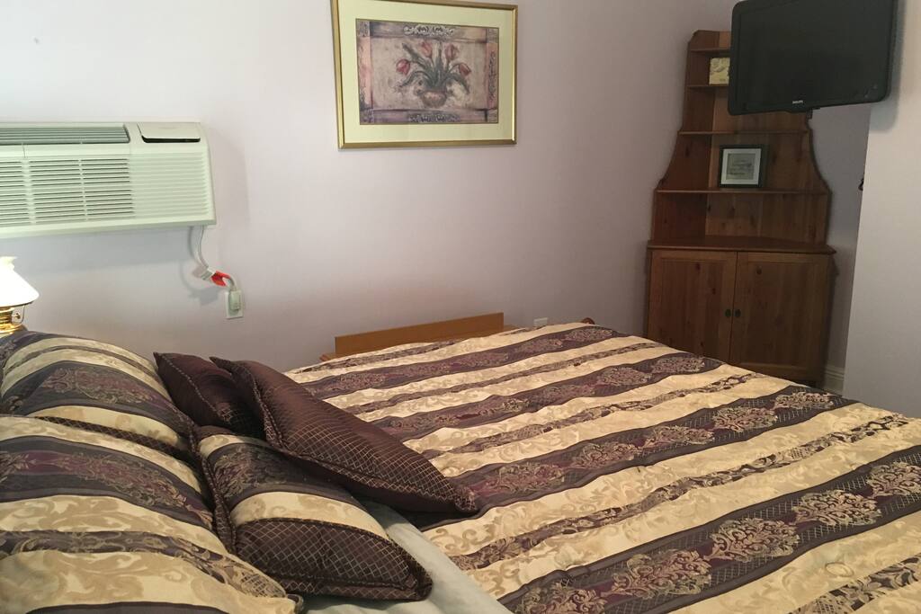 The Orchid Room has Floor Heating along with a heater/air conditioner and a ceiling fan to maintain your most comfortable environment