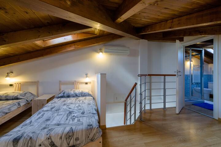 卧室，两张床，带独立卫生间